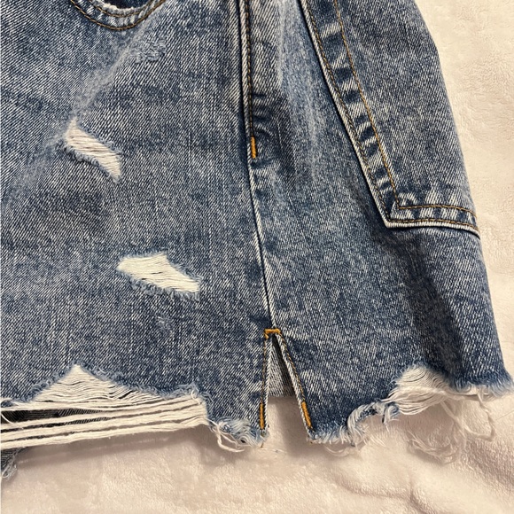 Zara Distressed jean shorts - Picture 3 of 4
